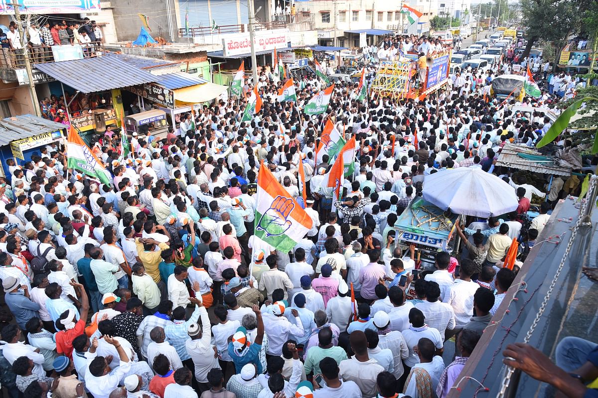 ಹಾವೇರಿ ಜಿಲ್ಲೆಯ ಶಿಗ್ಗಾವಿ ವಿಧಾನಸಭಾ ಕ್ಷೇತ್ರದ ಕಾಂಗ್ರೆಸ್ ಅಭ್ಯರ್ಥಿ ಯಾಸೀರ್ ಅಹ್ಮದ್‌ಖಾನ್ ಪಠಾಣ ಅವರು ಶುಕ್ರವಾರ ಮುಖಂಡರು–ಕಾರ್ಯಕರ್ತರ ಜೊತೆ ಮೆರವಣಿಗೆ ನಡೆಸಿದರು