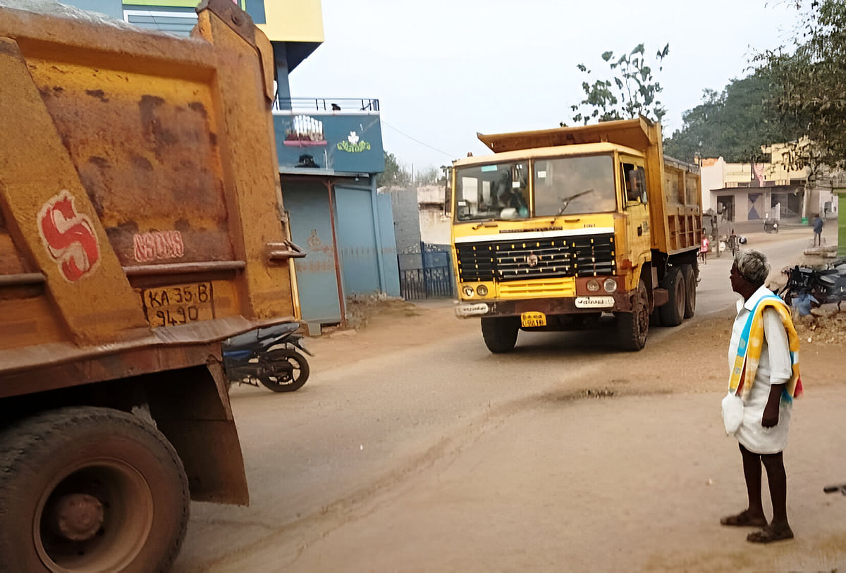 ತೋರಣಗಲ್ಲು ಹೋಬಳಿಯ ಕೊಡಾಲು ಗ್ರಾಮದಲ್ಲಿ ಅದಿರು ಸಾಗಣೆ ಲಾರಿಗಳ ಸಂಚಾರ 