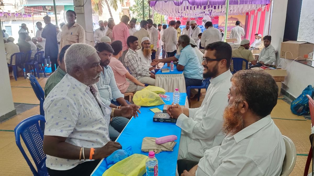 ಹೊಸಪೇಟೆಯ ಚಪ್ಪರದಹಳ್ಳಿ ಮದೀನಾ ಜಾಮಿಯ ಮಸೀದಿಗೆ ಭಾನುವಾರ ಭೇಟಿ ನೀಡಿದ ನೂರಾರು ಮಂದಿಗೆ ಕುರ್‌ಆನ್‌ ಕುರಿತು ಮಾಹಿತಿ ಪಡೆದರು