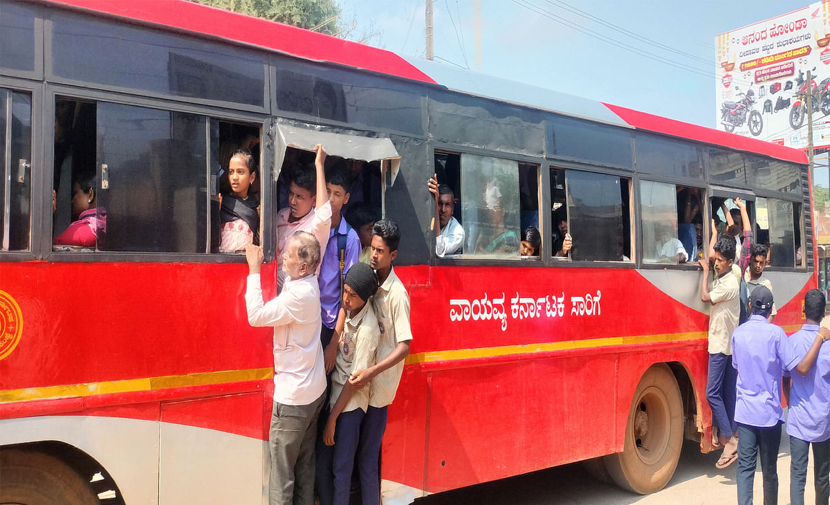 ಬಸ್ ಬಾಗಲಿಗೆ ಜೋತು ಬಿದ್ದಿರುವ ಪ್ರಯಾಣಿಕರು