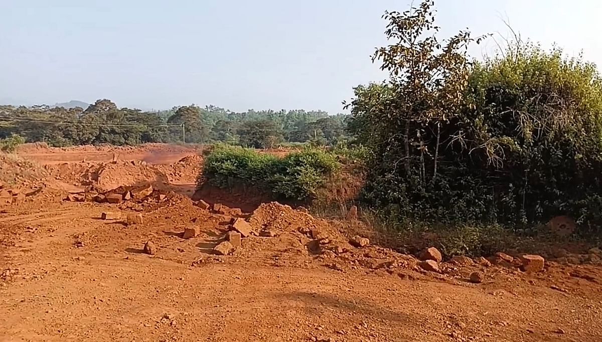 ತುಮರಿ ಸಮೀಪದ ಚನ್ನಗೊಂಡ ಗ್ರಾಮದಲ್ಲಿ ಗಣಿ ಮತ್ತು ಭೂ ವಿಜ್ಞಾನ ಇಲಾಖೆ ನಿಯಮ ಉಲ್ಲಂಘಿಸಿ ಕೆಂಪು ಕಲ್ಲು ತೆಗೆದಿರುವುದು