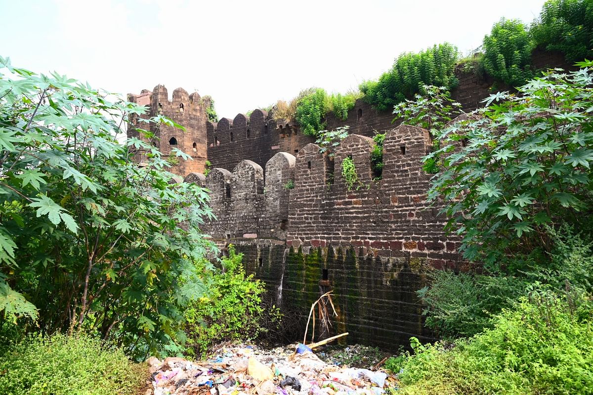 ಕೋಟೆಗೆ ಹೊಂದಿಕೊಂಡಂತೆ ಬಿದ್ದಿರುವ ತ್ಯಾಜ್ಯದ ರಾಶಿ
–ಪ್ರಜಾವಾಣಿ ಚಿತ್ರಗಳು: ಲೋಕೇಶ ವಿ. ಬಿರಾದಾರ