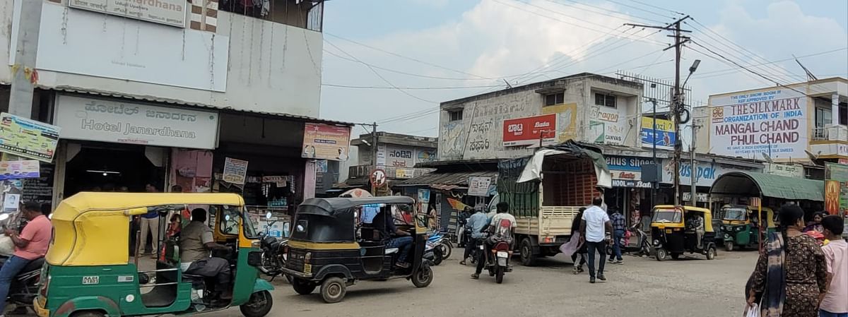 ಊರಿಗಾಂಪೇಟೆಗೆ ಹೋಗುವ ಏಕಮುಖ ರಸ್ತೆಯಲ್ಲಿ ಎರಡೂ ಕಡೆಯಿಂದ ಸಂಚರಿಸುತ್ತಿರುವ ವಾಹನಗಳು