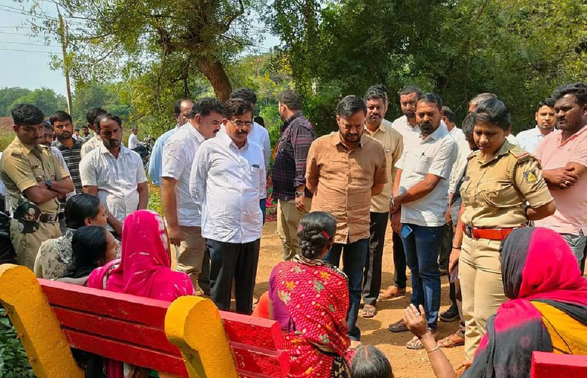 ಬಸವಕಲ್ಯಾಣದ ತಾಲ್ಲೂಕು ಆಸ್ಪತ್ರೆಯಲ್ಲಿ ಭಾನುವಾರ ಮೃತಳ ಸಂಬಂಧಿಕರಿಗೆ ವಿಧಾನಪರಿಷತ್ ಮಾಜಿ ಸದಸ್ಯ ವಿಜಯಸಿಂಗ್ ಸಾಂತ್ವನ ಹೇಳಿದರು. ಸಬ್ ಇನ್ ಸ್ಪೇಕ್ಟರ್ ಜಯಶ್ರೀ ಹೂಡಲ್ ಇದ್ದರು