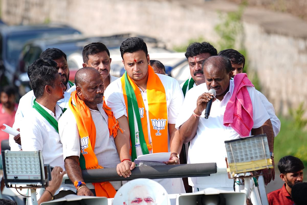 ಕೇಂದ್ರ ಸಚಿವ ಎಚ್‌.ಡಿ. ಕುಮಾರಸ್ವಾಮಿ ಅವರು ಸೋಮವಾರ ಚನ್ನಪಟ್ಟಣ ತಾಲ್ಲೂಕಿನ ಕೂಡ್ಲೂರಿನಲ್ಲಿ ಪುತ್ರ ನಿಖಿಲ್ ಕುಮಾರಸ್ವಾಮಿ ಪರ ಪ್ರಚಾರ ನಡೆಸಿದರು. ಸಂಸದ ಯದುವೀರ್ ಕೃಷ್ಣದತ್ತ ಚಾಮರಾಜ ಒಡೆಯರ್ ಬಿಜೆಪಿ ಜಿಲ್ಲಾಧ್ಯಕ್ಷ ಆನಂದಸ್ವಾಮಿ ಹಾಗೂ ಮುಖಂಡರು ಇದ್ದಾರೆ