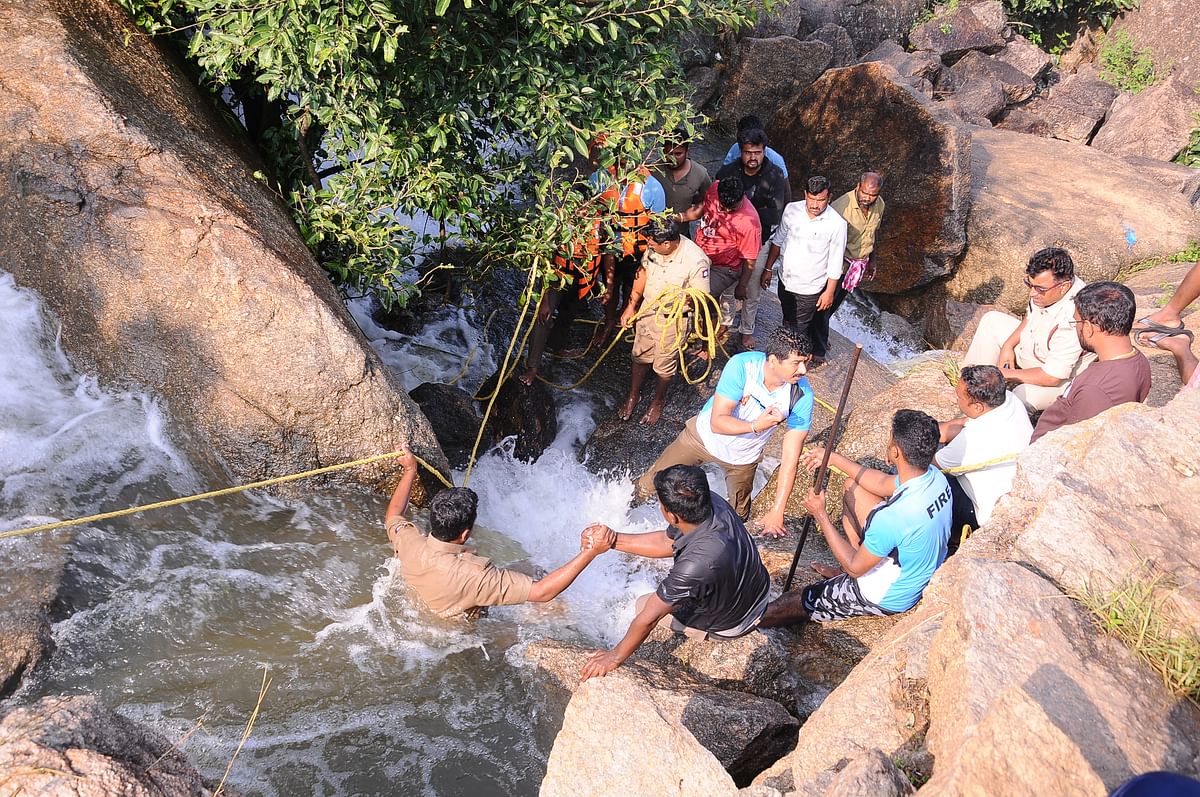 ಮೈದಾಳ ಕೆರೆಯ ಕೋಡಿ ಬಳಿ ರಕ್ಷಣಾ ಕಾರ್ಯದಲ್ಲಿ ತೊಡಗಿಸಿಕೊಂಡಿದ್ದ ಅಗ್ನಿ ಶಾಮಕ ದಳದ ಸಿಬ್ಬಂದಿ