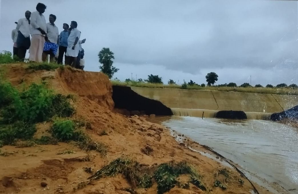 ರಾಯಚೂರು ತಾಲ್ಲೂಕಿನ ಯರಗುಂಟಾ ಗ್ರಾಮದಲ್ಲಿ ನಾರಾಯಣಪುರ ಬಲದಂಡೆ ಕಾಲುವೆ ಒಡೆದು ಹೊಲಕ್ಕೆ ನೀರು ನುಗ್ಗಿದೆ 
ಸಂಗ್ರಹ ಚಿತ್ರ