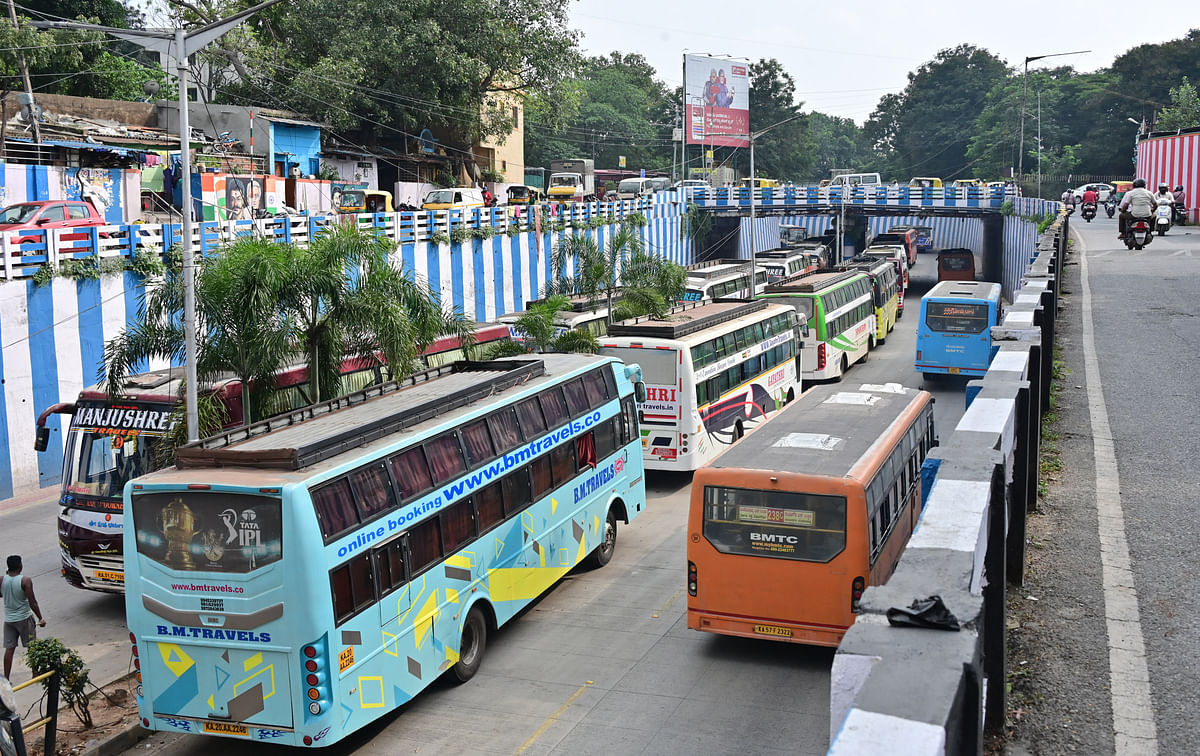 ಮೆಜೆಸ್ಟಿಕ್‌ ಬಳಿಯ ರಸ್ತೆ ಬದಿಯಲ್ಲಿ ಖಾಸಗಿ ಬಸ್‌ ನಿಲುಗಡೆ ಮಾಡಿದ್ದು ಬಿಎಂಟಿಸಿ ಬಸ್‌ಗಳ ಸಂಚಾರಕ್ಕೆ ಅಡಚಣೆ ಉಂಟಾಗಿದೆ 