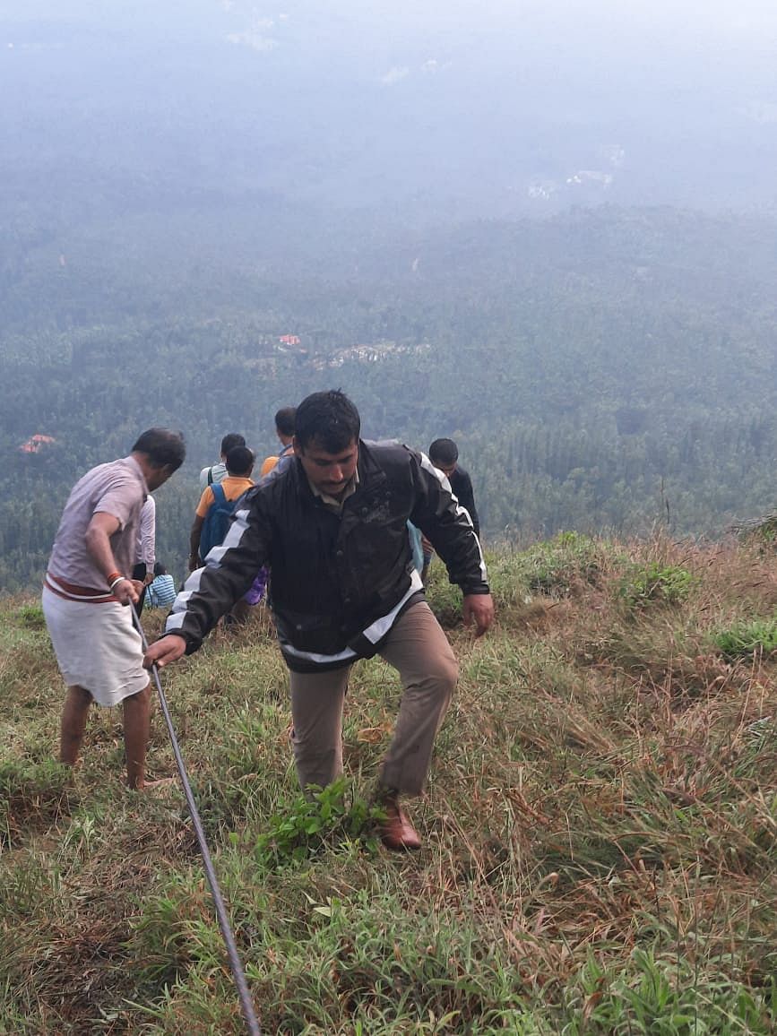 ಚಿಕ್ಕಮಗಳೂರು ತಾಲ್ಲೂಕಿನ ಮಲ್ಲೇನಹಳ್ಳಿ ಬಿಂಡಿಗ ದೇವಿರಮ್ಮ ಬೆಟ್ಟ ಏರುತ್ತಿರುವ ಭಕ್ತರು