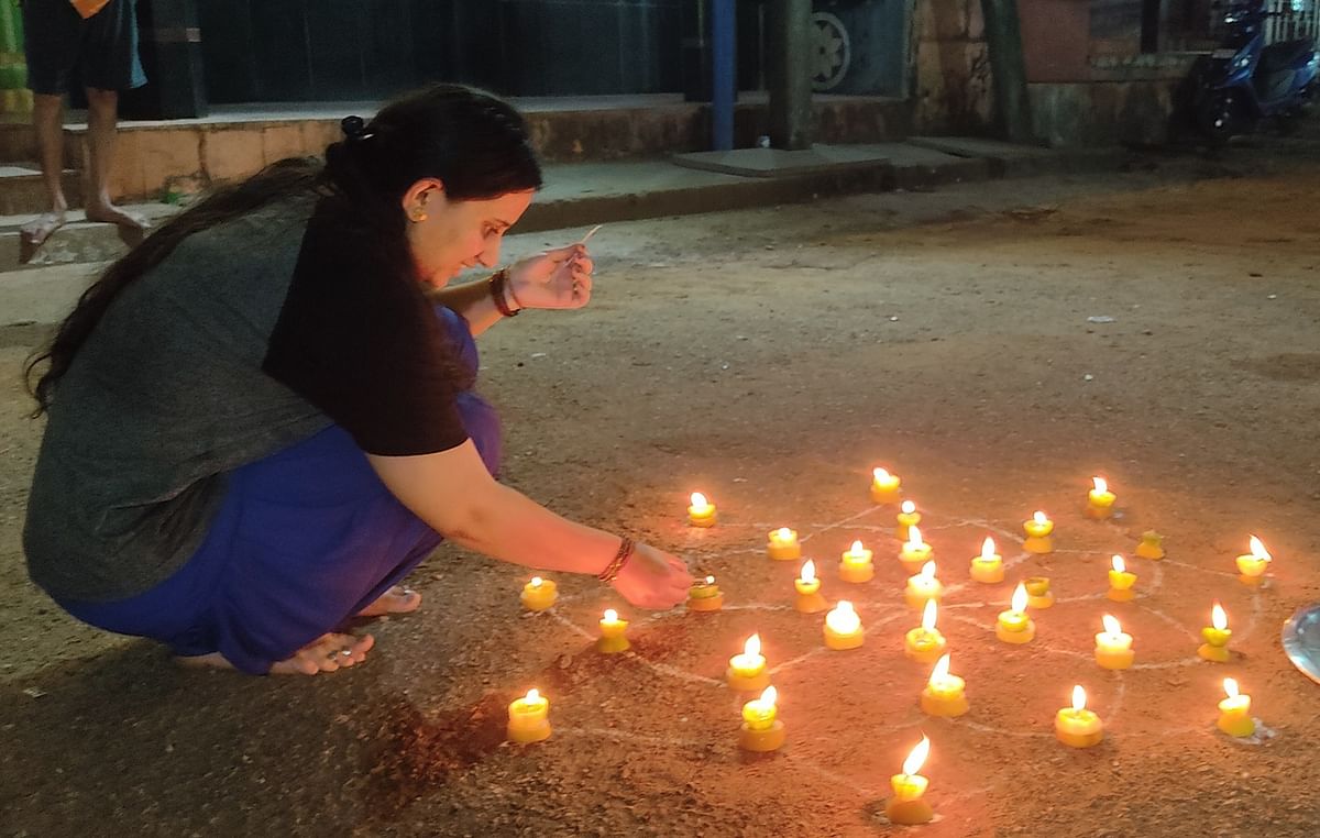 ಗೋಕರ್ಣದ ರಥಬೀದಿಯಲ್ಲಿ ಯುವತಿಯೊಬ್ಬರು ಯಮದೀಪ ಹಚ್ಚುತ್ತಿರುವುದು