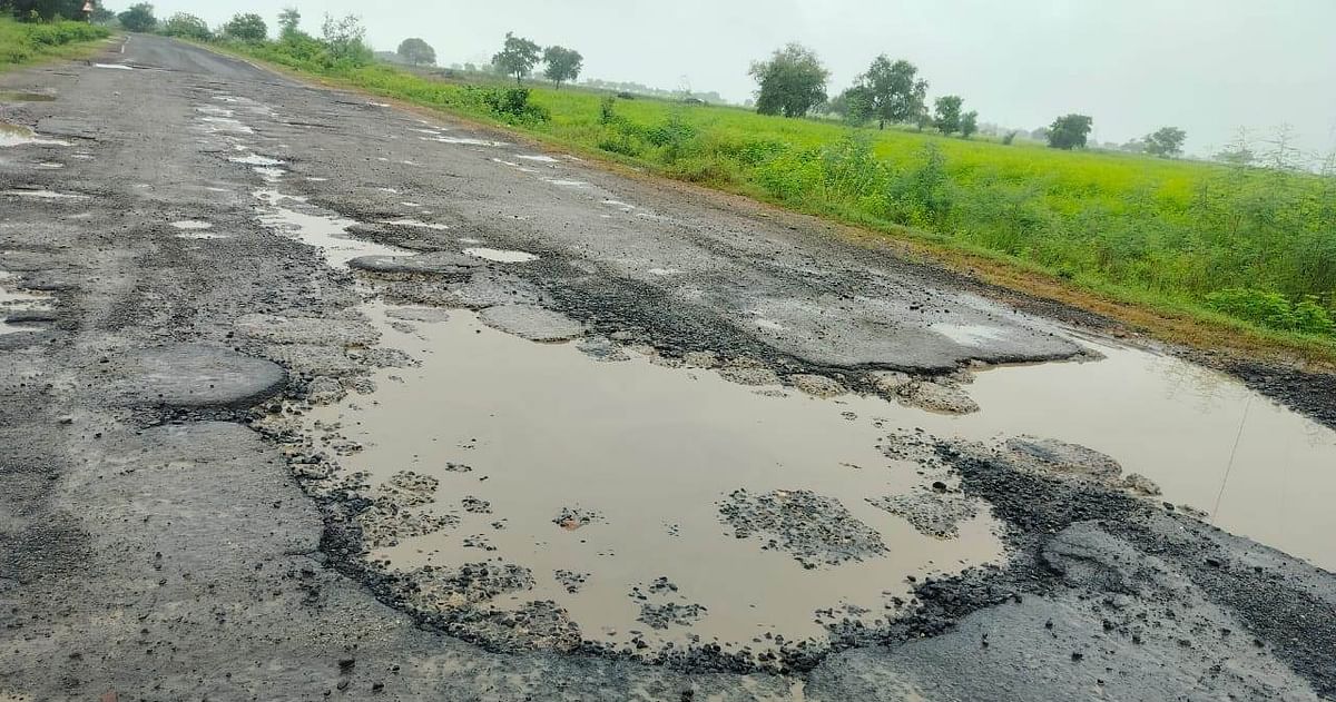 ಸೇಡಂ ತಾಲ್ಲೂಕು ಕೋಡ್ಲಾ ರಸ್ತೆಯ ಮೇಲೆ ಇರುವ ತಗ್ಗುಗಳಲ್ಲಿ ನೀರು ನಿಂತಿದೆ