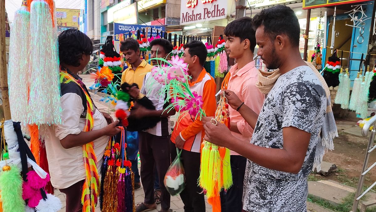 ಹಾವೇರಿ ಜಿಲ್ಲೆಯಲ್ಲಿ ಕೊಬ್ಬರಿ ಹೋರಿಗಳನ್ನು ಅಲಂಕರಿಸಲು ಅಗತ್ಯವಿರುವ ಅಲಂಕಾರಿಕ ವಸ್ತುಗಳನ್ನು ಜನರು ಗುರುವಾರ ಖರೀದಿಸಿದರು