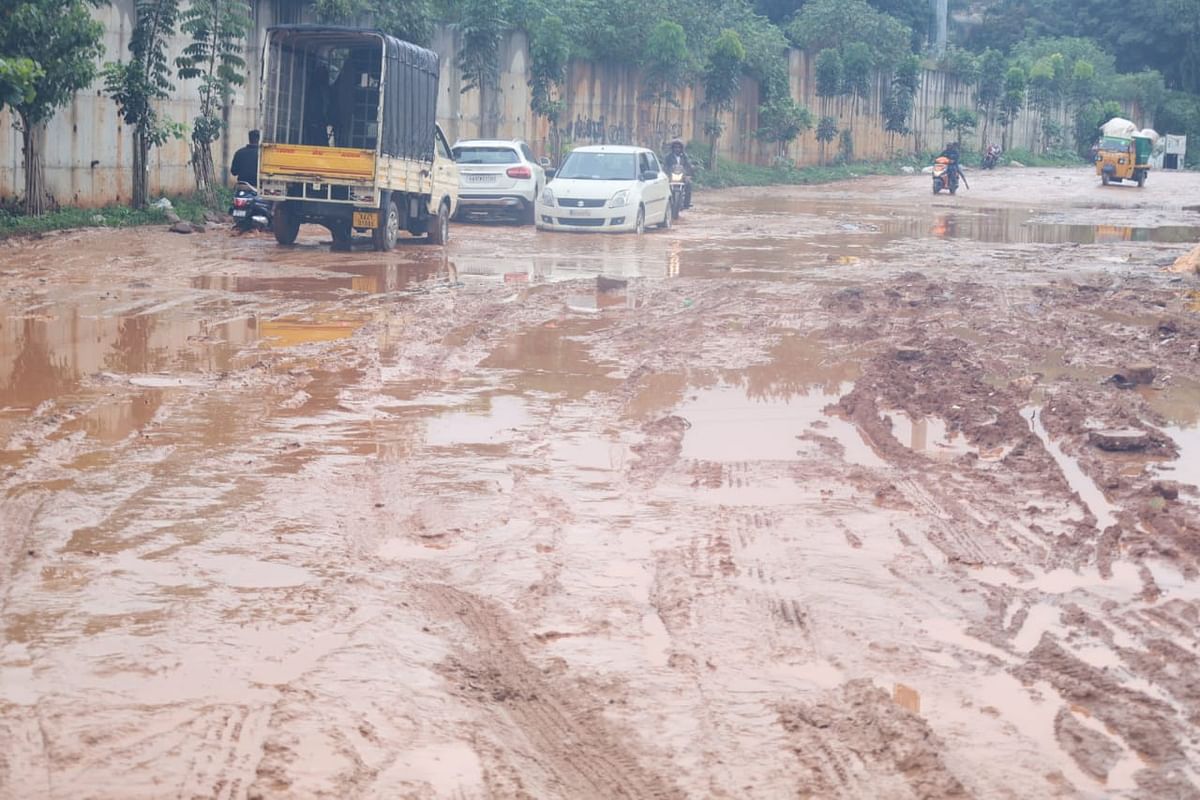 ಕೆರೆ ಕೋಡಿ ಪಾಳ್ಯದಿಂದ ಹೊಸಕೆರೆಹಳ್ಳಿ ಕೆರೆ ಕೋಡಿವರಗಿನ ರಸ್ತೆ ಕೆಸರು ಗದ್ದೆಯಂತಾಗಿರುವುದು