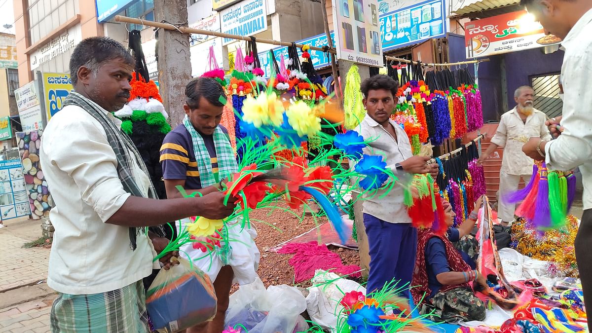 ಹಾವೇರಿ ಜಿಲ್ಲೆಯಲ್ಲಿ ಕೊಬ್ಬರಿ ಹೋರಿಗಳನ್ನು ಅಲಂಕರಿಸಲು ಅಗತ್ಯವಿರುವ ಅಲಂಕಾರಿಕ ವಸ್ತುಗಳನ್ನು ಜನರು ಗುರುವಾರ ಖರೀದಿಸಿದರು