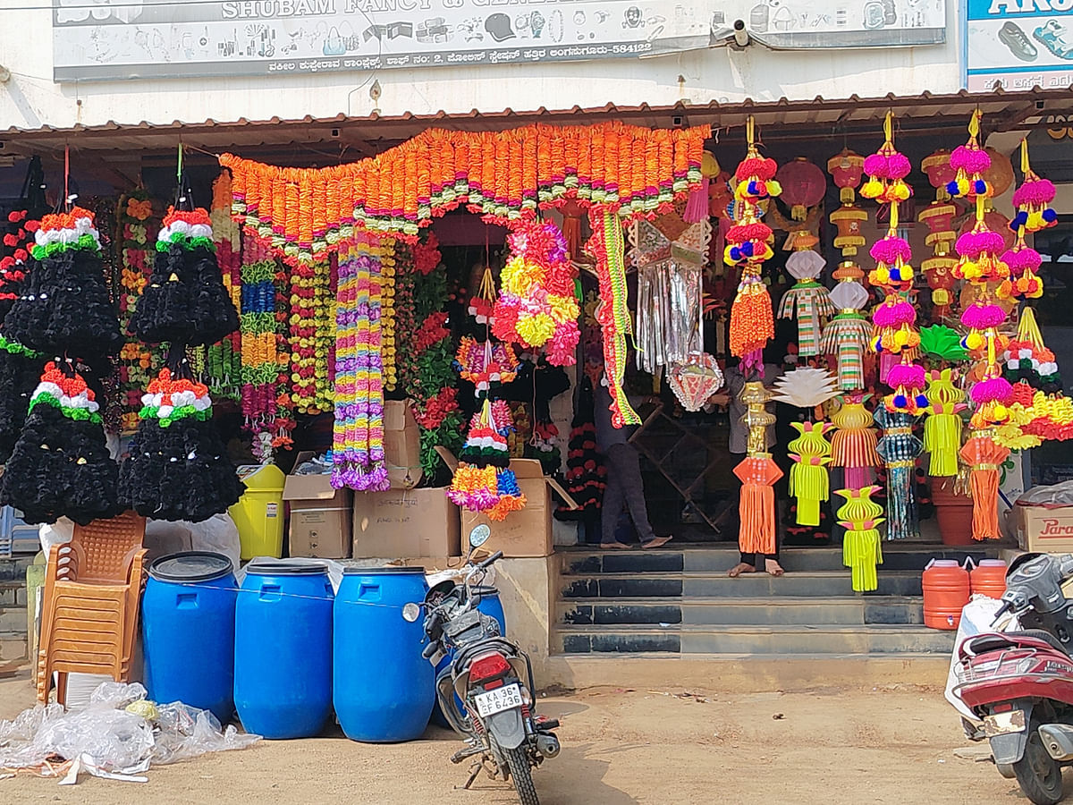 ಲಿಂಗಸುಗೂರು ಪೊಲೀಸ್‍ ಠಾಣೆ ಮುಂಭಾಗದ ರಸ್ತೆಯ ಅಂಗಡಿಗಳಲ್ಲಿ ಮಾರಾಟಕ್ಕೆ ಇಟ್ಟಿರುವ ವಾಹನ ಮನೆ ಅಂಗಡಿ ಅಲಂಕಾರ ವಸ್ತುಗಳು ಮತ್ತು ಆಕಾಶ ಬುಟ್ಟಿಗಳು