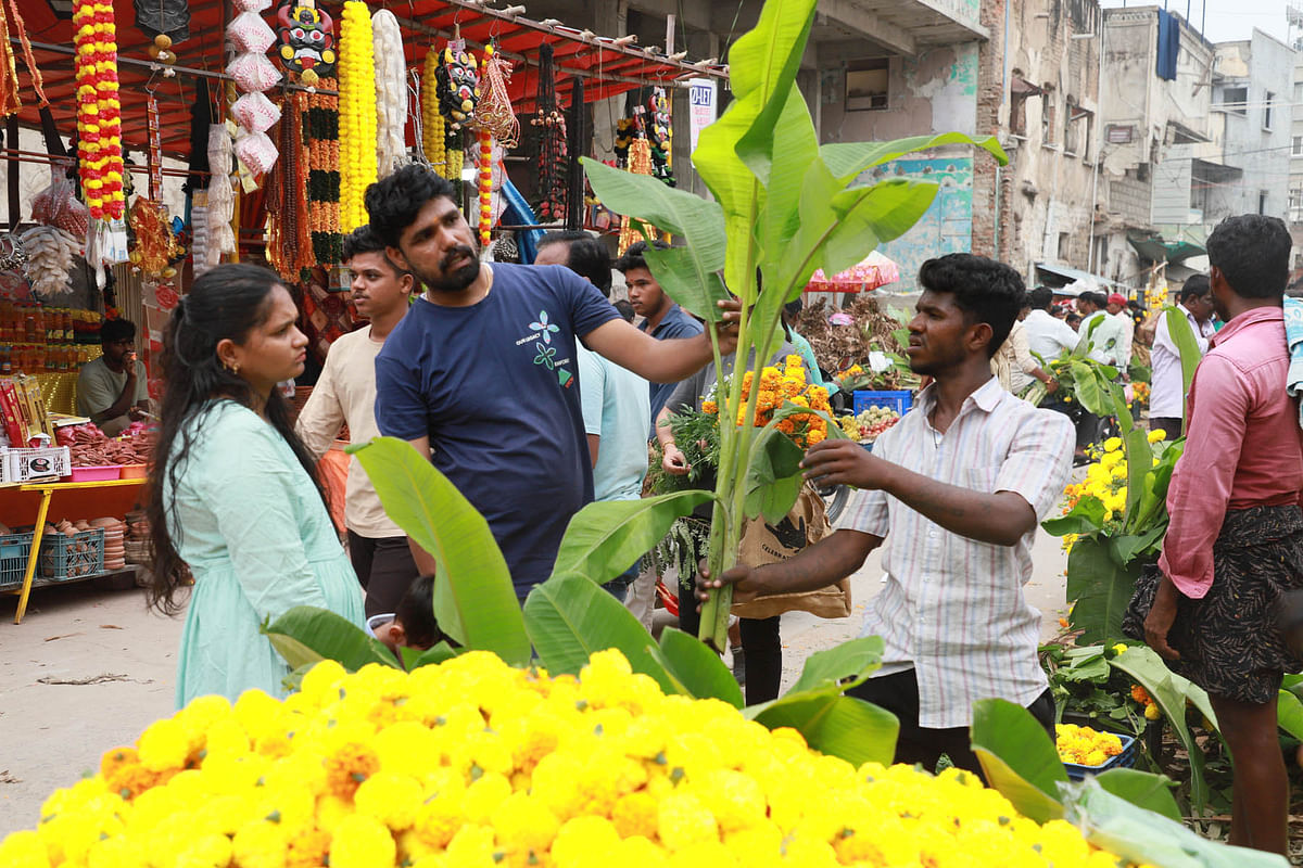 ರಾಯಚೂರು ಮಾರುಕಟ್ಟೆಯಲ್ಲಿ ಲಕ್ಷ್ಮಿಪೂಜೆಗೆ ಬಾಳೆಗಿಡ ಖರೀದಿಸಿದ ಖರೀದಿಸಿದ ಗ್ರಾಹಕರು