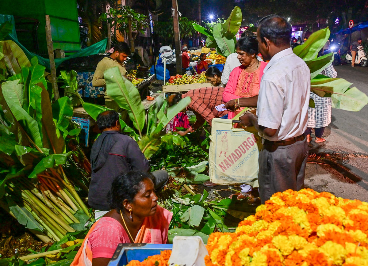 ದೀಪಾವಳಿ ಹಬ್ಬಕ್ಕೆ ಗುರುವಾರವೂ ಖರೀದಿ ಜೋರಾಗಿ ನಡೆಯಿತು
ಪ್ರಜಾವಾಣಿ ಚಿತ್ರ