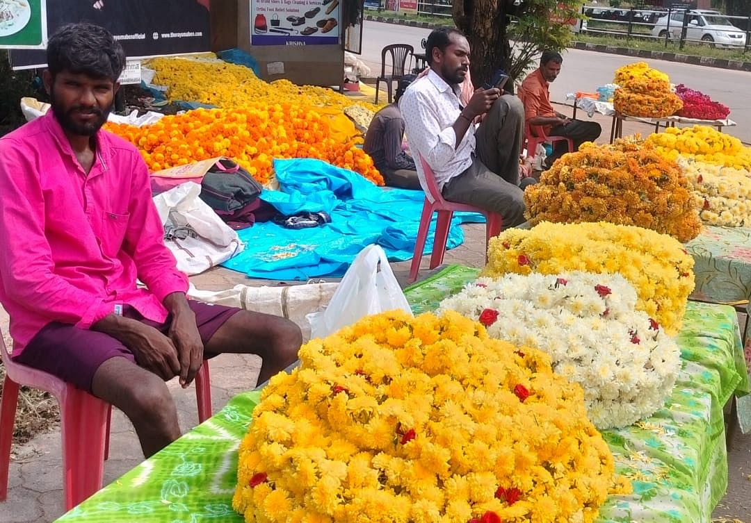 ಮಣಿಪಾಲದಲ್ಲಿ ರಸ್ತೆ ಬದಿ ಹೂವು ಮಾರಾಟಕ್ಕಿಡಲಾಗಿತ್ತು