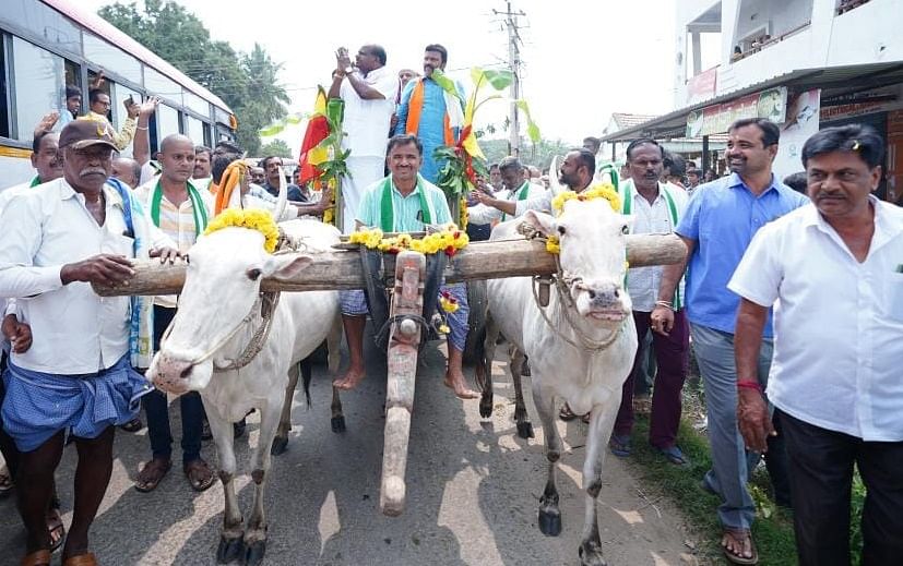 ಚನ್ನಪಟ್ಟಣ ತಾಲ್ಲೂಕಿನ ತಿಟ್ಟಮಾರನಹಳ್ಳಿಯಲ್ಲಿ ಗುರುವಾರ ಕೇಂದ್ರ ಸಚಿವ ಎಚ್‌.ಡಿ.ಕುಮಾರಸ್ವಾಮಿ ಅವರು ಎತ್ತಿನ ಬಂಡಿಯಲ್ಲಿ ಸಾಗಿ ಪುತ್ರ ನಿಖಿಲ್ ಕುಮಾರಸ್ವಾಮಿ ಪರ ಪ್ರಚಾರ ನಡೆಸಿದರು. ಮಾಜಿ ಸಚಿವ ಬಿ.ಸಿ.ಪಾಟೀಲ ಸಾಥ್ ನೀಡಿದರು