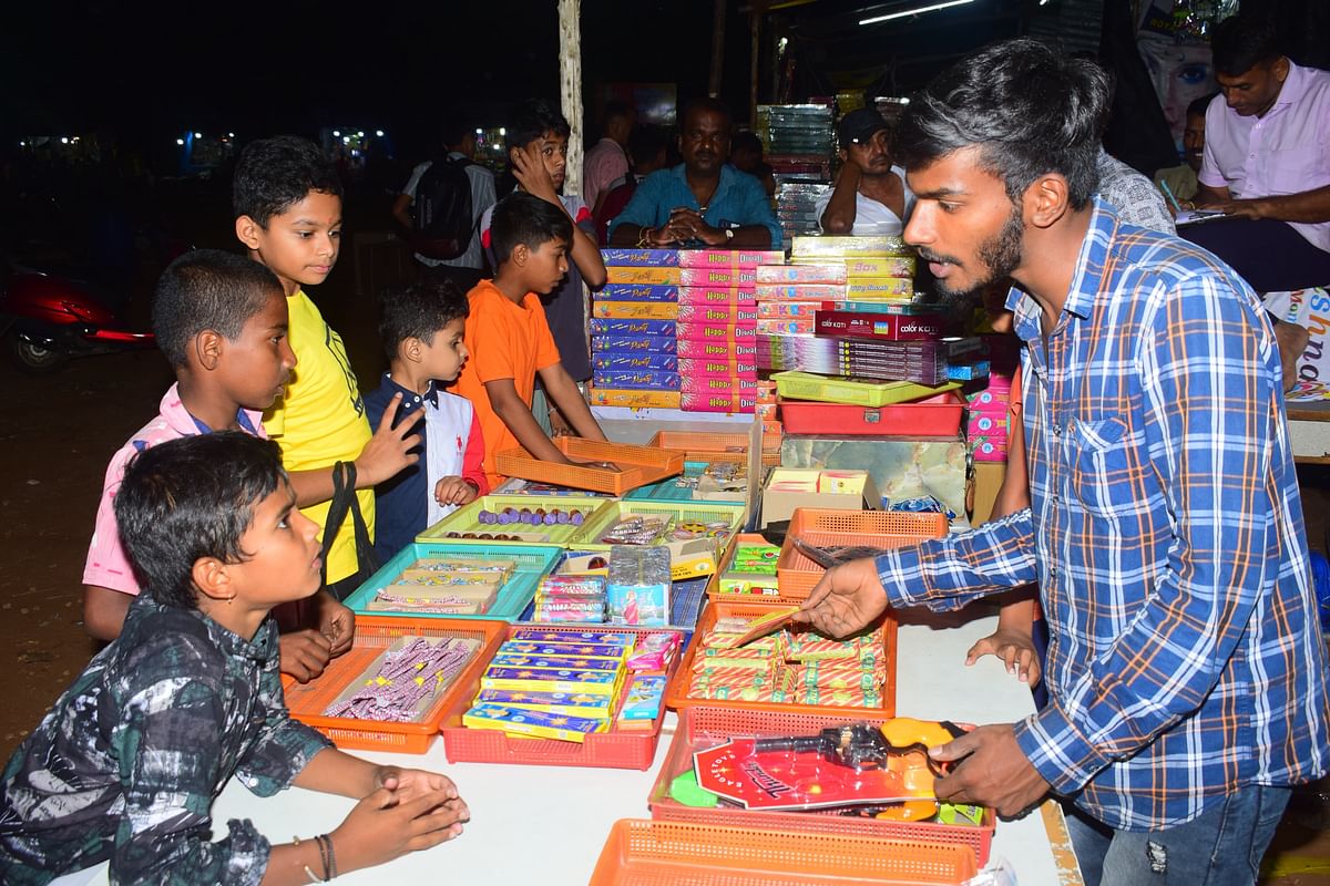 ಮಂಡ್ಯ ವಿವಿ ಆವರಣದಲ್ಲಿ ಪಟಾಕಿ ಖರೀದಿಸುತ್ತಿರುವ ಮಕ್ಕಳು