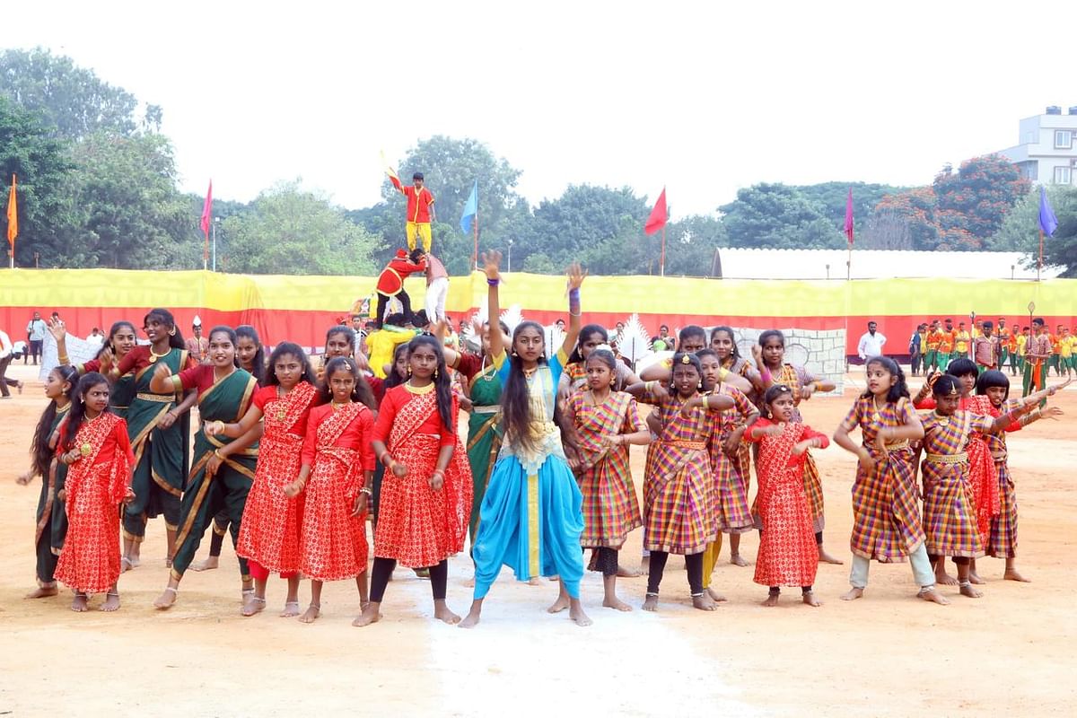 ಶಾಲಾ ಮಕ್ಕಳು ವಿವಿಧ ಸಾಂಸ್ಕೃತಿ ನೃತ್ಯ ಪ್ರದರ್ಶಿಸಿದರು