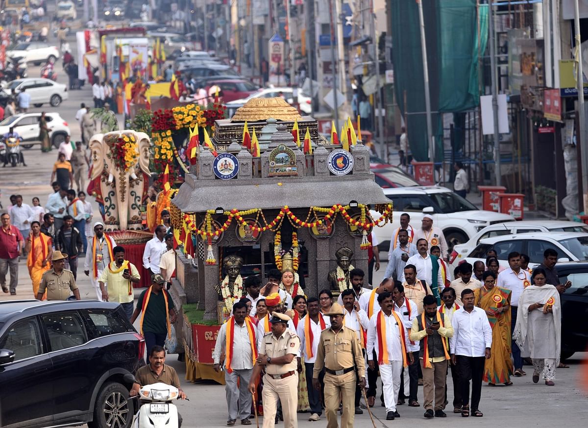 ರಾಜ್ಯೋತ್ಸವ ಅಂಗವಾಗಿ ನಗರದಲ್ಲಿ ಸ್ತಬ್ಧಚಿತ್ರ ಪ್ರದರ್ಶನ ನಡೆಯಿತು