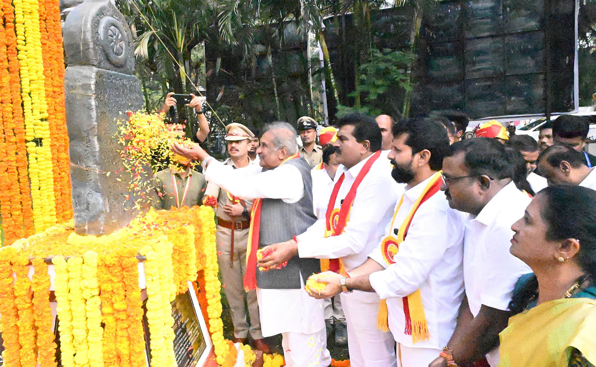 ಜಿಲ್ಲಾಧಿಕಾರಿ ಕಚೇರಿ ಬಳಿ ಪ್ರತಿಷ್ಠಾಪಿಸಿರುವ ಹಲ್ಮಿಡಿ ಶಾಸನದ ಪ್ರತಿಕೃತಿಯನ್ನು ಕೆ.ಜೆ.ಜಾರ್ಜ್ ಉದ್ಘಾಟಿಸಿದರು. ಶಾಸಕ ಎಚ್.ಡಿ.ತಮ್ಮಯ್ಯ ವಿಧಾನ ಪರಿಷತ್ ಸದಸ್ಯ ಸಿ.ಟಿ.ರವಿ ನಗರಸಭೆ ಅಧ್ಯಕ್ಷ ಸುಜಾತಾ ಶಿವಕುಮಾರ್ ಇದ್ದರು