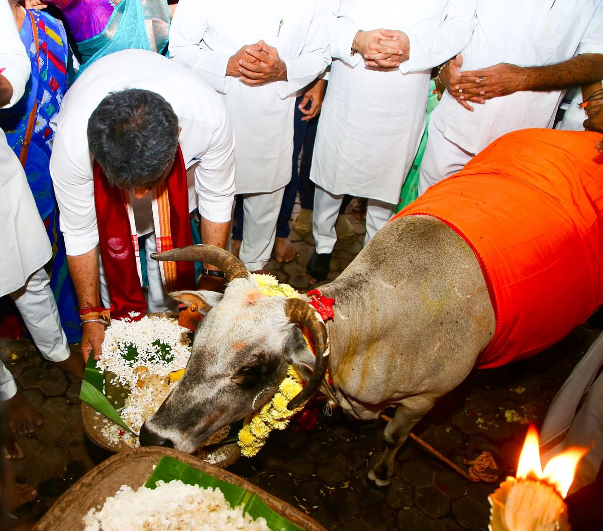 ಮಂಗಳೂರಿನ ಮರೋಳಿಯಲ್ಲಿರುವ ಪ್ರಸಿದ್ಧ ಸೂರ್ಯನಾರಾಯಣ ದೇವಸ್ಥಾನಕ್ಕೆ ಡಿಸಿಎಂ ಡಿ ಕೆ ಶಿವಕುಮಾರ್ ಅವರು ಶನಿವಾರ ಭೇಟಿ‌ ನೀಡಿ ದೇವರ ಮತ್ತು ಗೋಪೂಜೆ ನೆರವೇರಿಸಿದರು. ಮಾಜಿ ಸಚಿವ ರಮಾನಾಥ ರೈ, ಕೆಪಿಸಿಸಿ ಕಾರ್ಯಾಧ್ಯಕ್ಷ ಮಂಜುನಾಥ ಭಂಡಾರಿ ಮತ್ತಿತರರು ಇದ್ದರು.