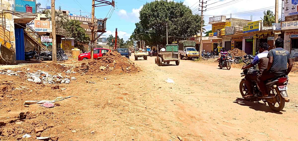 ರಸ್ತೆ ದೂಳಿನಿಂದ ಕೂಡಿರುವುದು