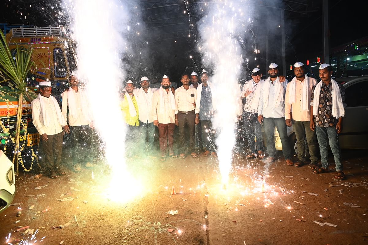 ಬೀದರ್‌ನ ಗಾಂಧಿ ಗಂಜ್‌ನಲ್ಲಿ ಪೂಜೆ ನೆರವೇರಿಸಿದ ನಂತರ ಪಟಾಕಿ ಸಿಡಿಸಿ ಸಂಭ್ರಮಿಸಿದರು