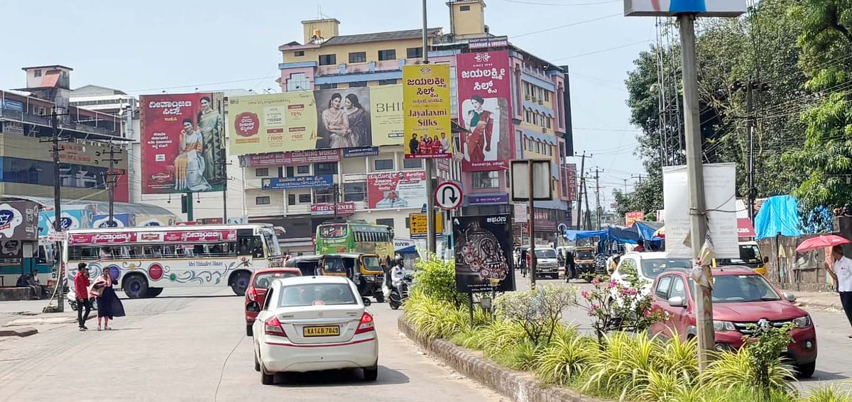 ಉಡುಪಿಯ ಸಿಟಿ ಬಸ್‌ ನಿಲ್ದಾಣ ಬಳಿಯ ಮುಖ್ಯರಸ್ತೆ ಪರಿಸರದಲ್ಲಿ ಸಿ.ಸಿ.ಟಿ.ವಿ. ಕ್ಯಾಮೆರಾಗಳು ಕಣ್ಣಿಗೆ ಬೀಳುವುದಿಲ್ಲ