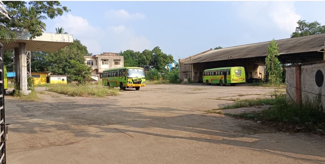 ಪಾಳು ಬಿದ್ದಿರುವ ಹಳೆಯ ಬಸ್ ಡಿಪೊ