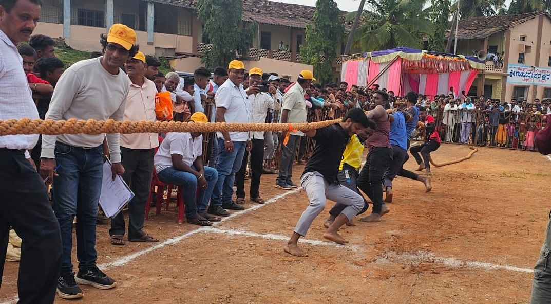 ಕಿತ್ತೂರು ಉತ್ಸವ ಪ್ರಯುಕ್ತ ಚನ್ನಮ್ಮನ ಕಿತ್ತೂರಿನ ಗುರುಸಿದ್ಧೇಶ್ವರ ಪ್ರೌಢಶಾಲೆ ಆಟದ ಮೈದಾನದಲ್ಲಿ ನಡೆದ ಹಗ್ಗಜಗ್ಗಾಟ ಸ್ಪರ್ಧೆ (ಸಂಗ್ರಹ ಚಿತ್ರ) 