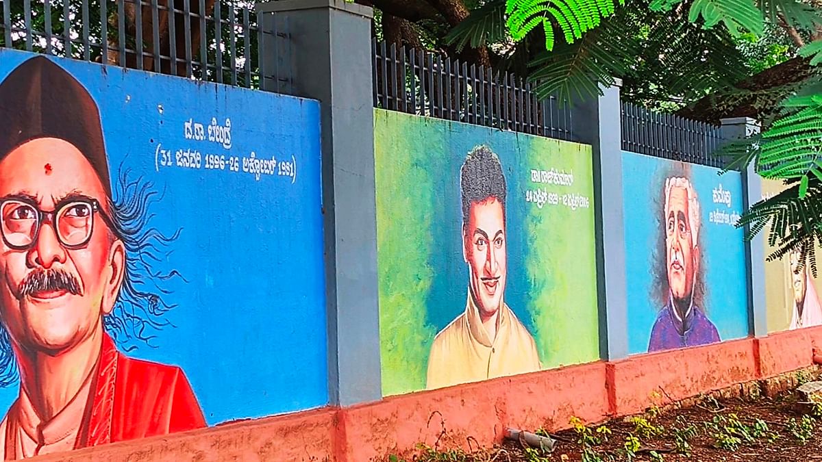 ಮೇಲೂರು ಗ್ರಾಮದಲ್ಲಿನ ಸರ್ಕಾರಿ ಆಸ್ಪತ್ರೆಯ ಕಾಂಪೌಂಡ್ ಮೇಲೆ ರಾರಾಜಿಸುತ್ತಿರುವ ಕನ್ನಡ ನಾಡಿನ ಮಹನೀಯರ ಚಿತ್ರಗಳು