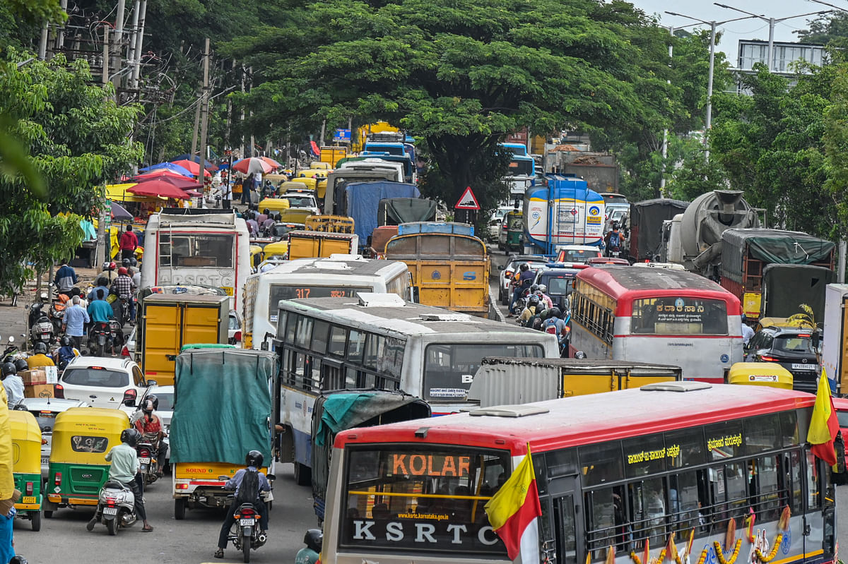 ಕೆ.ಆರ್‌.ಪುರಂನ ಹಳೇ ಮದ್ರಾಸ್‌ ರಸ್ತೆಯ ಐಟಿಐ ಸಮೀಪದಲ್ಲಿ ಸೋಮವಾರ ಕಂಡುಬಂದ ಸಂಚಾರ ದಟ್ಟಣೆ
ಪ್ರಜಾವಾಣಿ ಚಿತ್ರ: ಎಸ್.ಕೆ.ದಿನೇಶ್ 