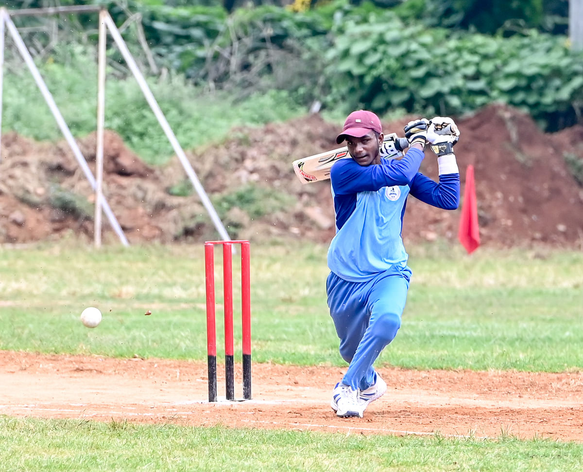 ಮೈಸೂರಿನ ರೈಲ್ವೆ ಮೈದಾನದಲ್ಲಿ ಸೋಮವಾರ ಸ್ನೇಹ ಟ್ರಸ್ಟ್ ವಿರುದ್ಧ ಅರ್ಧ ಶತಕ (52) ದಾಖಲಿಸಿದ ಬೆಂಗಳೂರಿನ ವಿನ್ಯಾಸ್ ಟ್ರಸ್ಟ್‌ನ ರಂಗಸ್ವಾಮಿ ಬ್ಯಾಟಿಂಗ್ ವೈಖರಿ– ಪ್ರಜಾವಾಣಿ ಚಿತ್ರ: ಅನೂಪ್ ರಾಘ.ಟಿ.