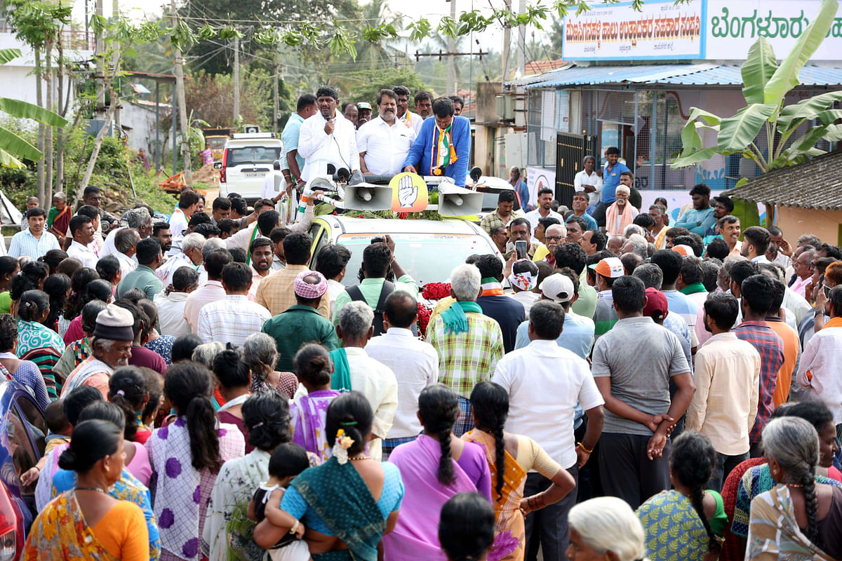 ಚನ್ನಪಟ್ಟಣ ತಾಲ್ಲೂಕಿನ ಮೆಣಸಿಗನಹಳ್ಳಿ ಗ್ರಾಮದಲ್ಲಿ ಕಾಂಗ್ರೆಸ್ ಅಭ್ಯರ್ಥಿ ಸಿ.ಪಿ. ಯೋಗೇಶ್ವರ್ ಪರ ಮಾಜಿ ಸಂಸದ ಡಿ.ಕೆ.ಸುರೇಶ್ ಪ್ರಚಾರ ನಡೆಸಿದರು. ಸಚಿವ ಮಾಂಕಾಳ ವೈದ್ಯ ಹಾಜರಿದ್ದರು