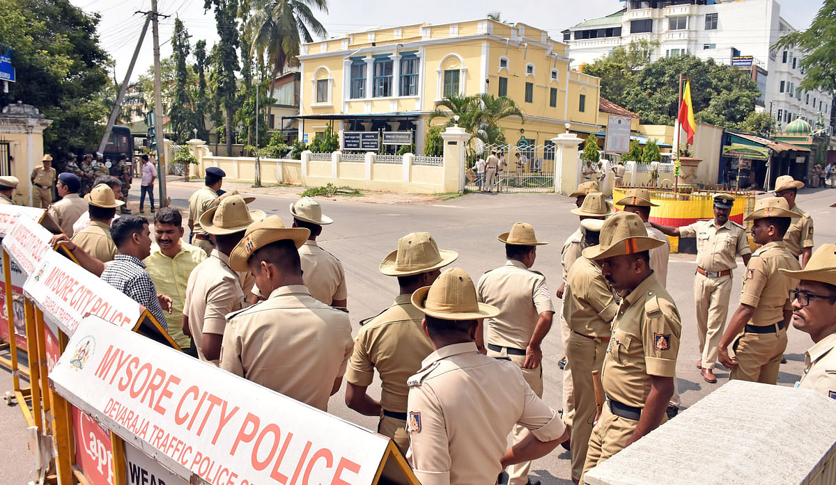 ಮೈಸೂರಿನ ಲೋಕಾಯುಕ್ತ ಎಸ್.‍‍ಪಿ. ಕಚೇರಿ ಎದುರು ಪೊಲೀಸ್ ಬಂದೋಬಸ್ತ್‌ ಮಾಡಲಾಗಿತ್ತು– ಪ್ರಜಾವಾಣಿ ಚಿತ್ರ