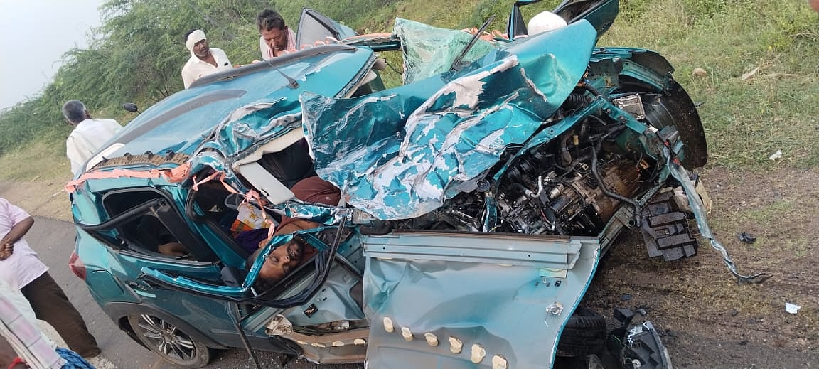 ನರಗುಂದ ಬಳಿ ಭೀಕರ ಅಪಘಾತ: ಕಾರಿಗೆ ಲಾರಿ ಡಿಕ್ಕಿ, ದಂಪತಿ ಸ್ಥಳದಲ್ಲೇ ಸಾವು