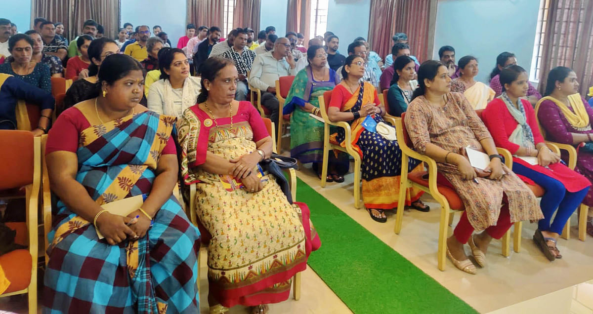 ಕೃಷಿ ತರಬೇತಿ ಕಾರ್ಯಕ್ರಮದಲ್ಲಿ ಪಾಲ್ಗೊಂಡಿದ್ದ ಕೃಷಿಕ ಮಹಿಳೆಯರು ಮತ್ತು ಪುರುಷರು