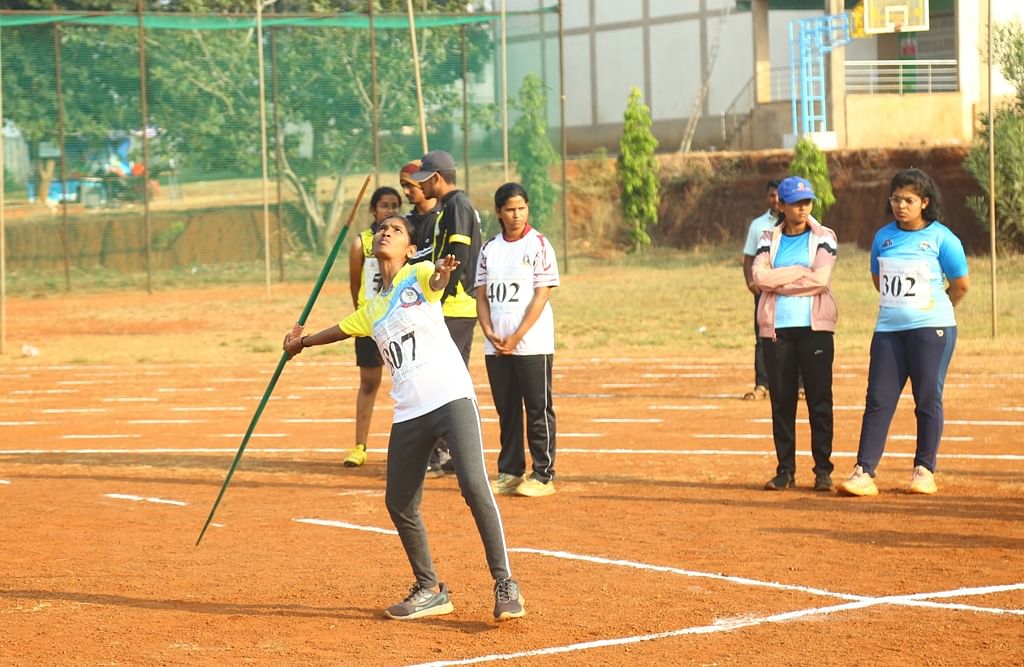 ಬೀದರ್ ತಾಲ್ಲೂಕಿನ ಕಮಠಾಣ ಸಮೀಪದ ಕರ್ನಾಟಕ ಪಶು ವೈದ್ಯಕೀಯ ವಿಶ್ವವಿದ್ಯಾಲಯದಲ್ಲಿ ಅಂತರ ಕಾಲೇಜು ಕ್ರೀಡಾಕೂಟದಲ್ಲಿ ಮಹಿಳೆಯರ ವಿಭಾಗದ ಜಾವೆಲಿನ್ ಥ್ರೋ ಸ್ಪರ್ಧೆ ನಡೆಯಿತು