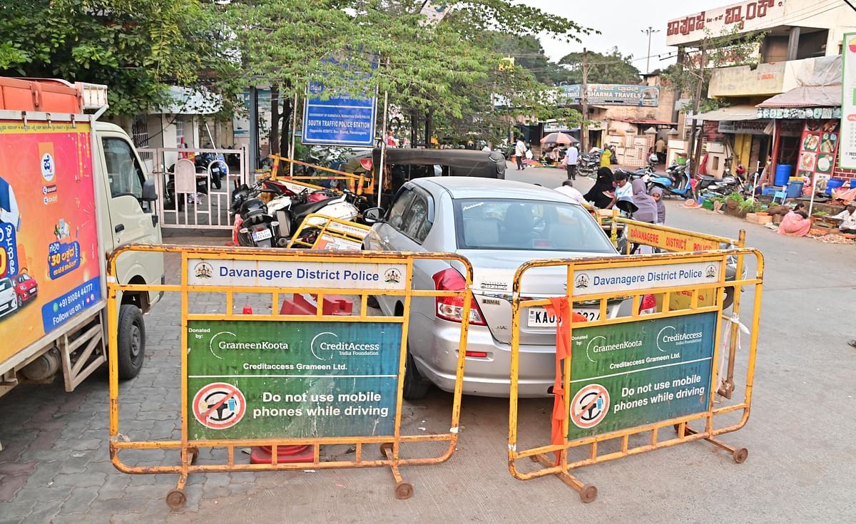 ದಾವಣಗೆರೆಯ ದಕ್ಷಿಣ ಸಂಚಾರ ಪೊಲೀಸ್ ಠಾಣೆ ಎದುರು ಅಪಘಾತ ಪ್ರಕರಣಗಳಲ್ಲಿ ವಶಕ್ಕೆ ಪಡೆದ ವಾಹನಗಳನ್ನು ನಿಲುಗಡೆ ಮಾಡಿರುವುದು             ಪ್ರಜಾವಾಣಿ ಚಿತ್ರ: ಸತೀಶ ಬಡಿಗೇರ್