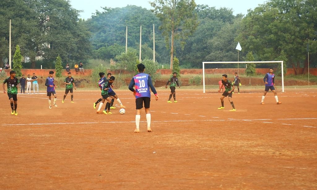 ಬೀದರ್ ತಾಲ್ಲೂಕಿನ ಕಮಠಾಣ ಸಮೀಪದ ಕರ್ನಾಟಕ ಪಶು ವೈದ್ಯಕೀಯ ವಿಶ್ವವಿದ್ಯಾಲಯದಲ್ಲಿ ಅಂತರ ಕಾಲೇಜು ಕ್ರೀಡಾಕೂಟದಲ್ಲಿ ನಡೆದ ಪುರುಷರ ವಿಭಾಗದ ಫುಟ್‍ಬಾಲ್ ಪಂದ್ಯದ ದೃಶ್ಯ