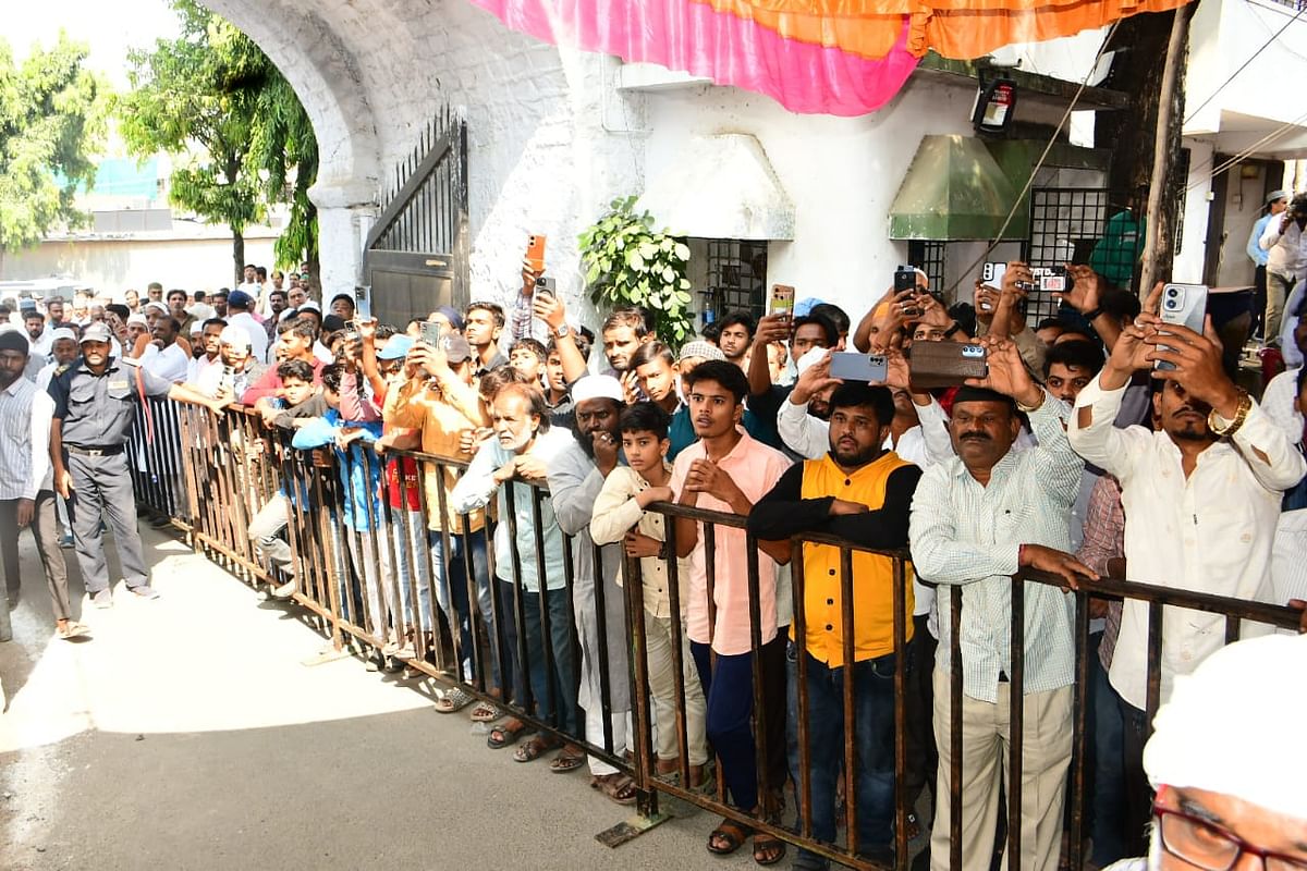 ಸೂಫಿ ಸಂತ ಸೈಯದ್ ಶಹಾ ಖುಸ್ರೊ ಹುಸೇನಿ ಅವರ ಅಂತಿಮ ದರ್ಶನಕ್ಕಾಗಿ ಮನೆಯ ಮುಂದೆ ನಿಂತ ಭಕ್ತರು