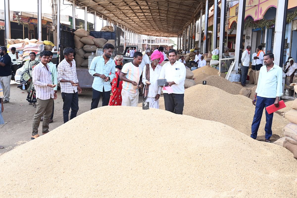 ಬೀದರ್‌ನ ಗಾಂಧಿ ಗಂಜ್‌ ಮಾರುಕಟ್ಟೆಯಲ್ಲಿ ರೈತರಿಂದ ಸೋಯಾ ಖರೀದಿಸುತ್ತಿರುವ ಅಡತ್‌ ಮಾಲೀಕರು