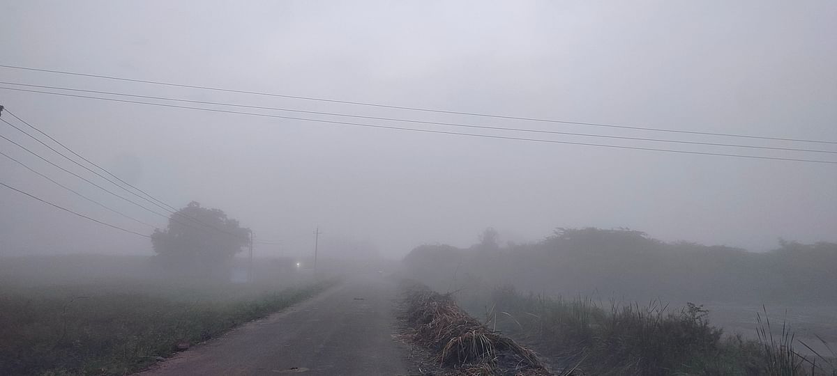 ಹುನಗುಂದ ಪಟ್ಟಣದ ಹೊರವಲಯದಲ್ಲಿ ವಾರದ ಹಿಂದೆ ದಟ್ಟವಾದ ಹೊಗೆ ಮಂಜು ಅವರಿಸಿರುವುದು