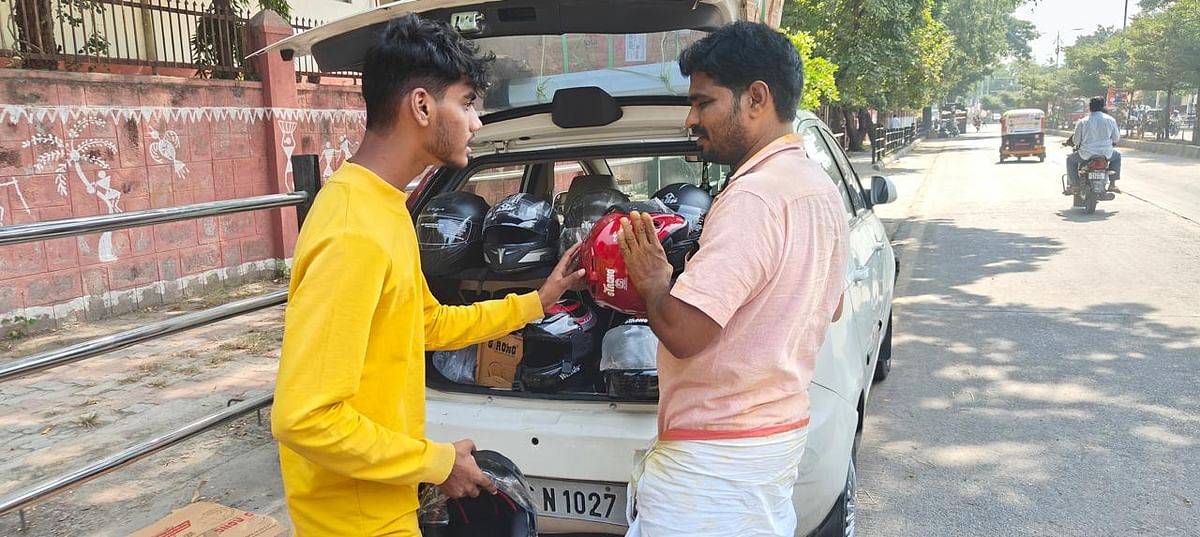 ರಾಯಚೂರಿನಲ್ಲಿ ರಸ್ತೆ ಬದಿಗೆ ವ್ಯಾಪಾರಿಯೊಬ್ಬರು ಕಾರಿನಲ್ಲಿ ಹೆಲ್ಮೆಟ್‌ಗಳನ್ನು ತಂದು ಮಾರಾಟ ಮಾಡಿದರು