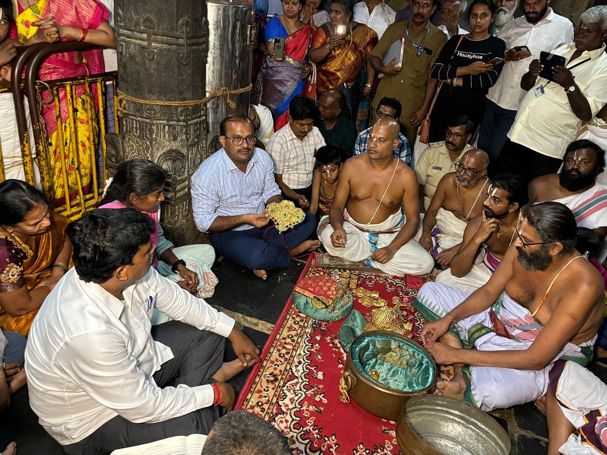 ರಾಜಮುಡಿ ಉತ್ಸವಕ್ಕಾಗಿ ಜಿಲ್ಲಾ ಖಜಾನೆಯಿಂದ ರವಾನೆಯಾದ ರಾಜಮುಡಿ ಕಿರೀಟ ಹಾಗೂ ಆಭರಣವನ್ನು ಅಧಿಕಾರಿಗಳು ಮತ್ತು ಸ್ಥಾನಿಕರು ಪರಿಶೀಲನೆ ನಡೆಸಿದರು