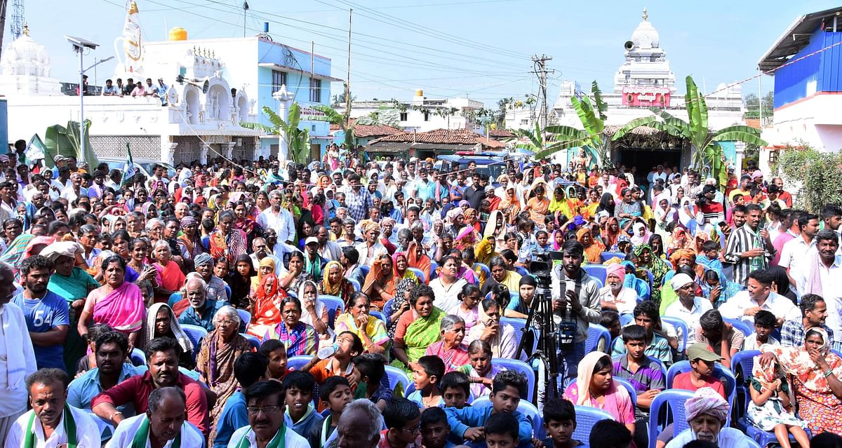 ಚನ್ನಪಟ್ಟಣ ತಾಲ್ಲೂಕಿನ ಅಕ್ಕೂರು ಗ್ರಾಮದಲ್ಲಿ ಮಾಜಿ ಪ್ರಧಾನಿ ಎಚ್.ಡಿ.ದೇವೇಗೌಡ ಅವರು ನಿಖಿಲ್ ಕುಮಾರಸ್ವಾಮಿ ಪರವಾಗಿ ಮಾತಯಾಚನೆ ಮಾಡಿದ ಸಂದರ್ಭದಲ್ಲಿ ಸೇರಿದ್ದ ಜನಸ್ತೋಮ