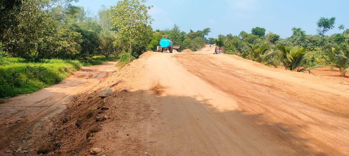 ಕನಕಪುರ ವೆಂಕಟರಾಯನ ದೊಡ್ಡಿ ಮುಖ್ಯ ರಸ್ತೆ ವಿಸ್ತರಣೆಗೆ ಗುಡ್ಡದಿಂದ ಮಣ್ಣು ತಂದಿರುವುದು